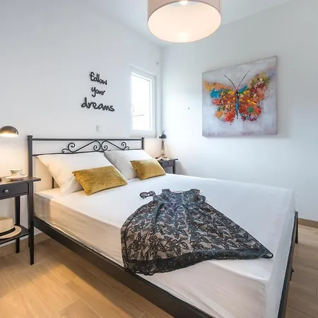 Maris Apartment