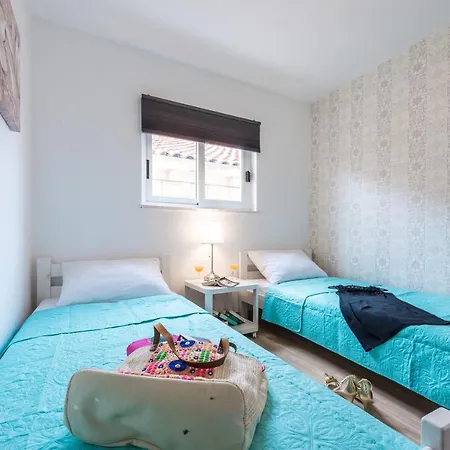 Maris Apartment *