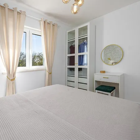 Maris Apartment *